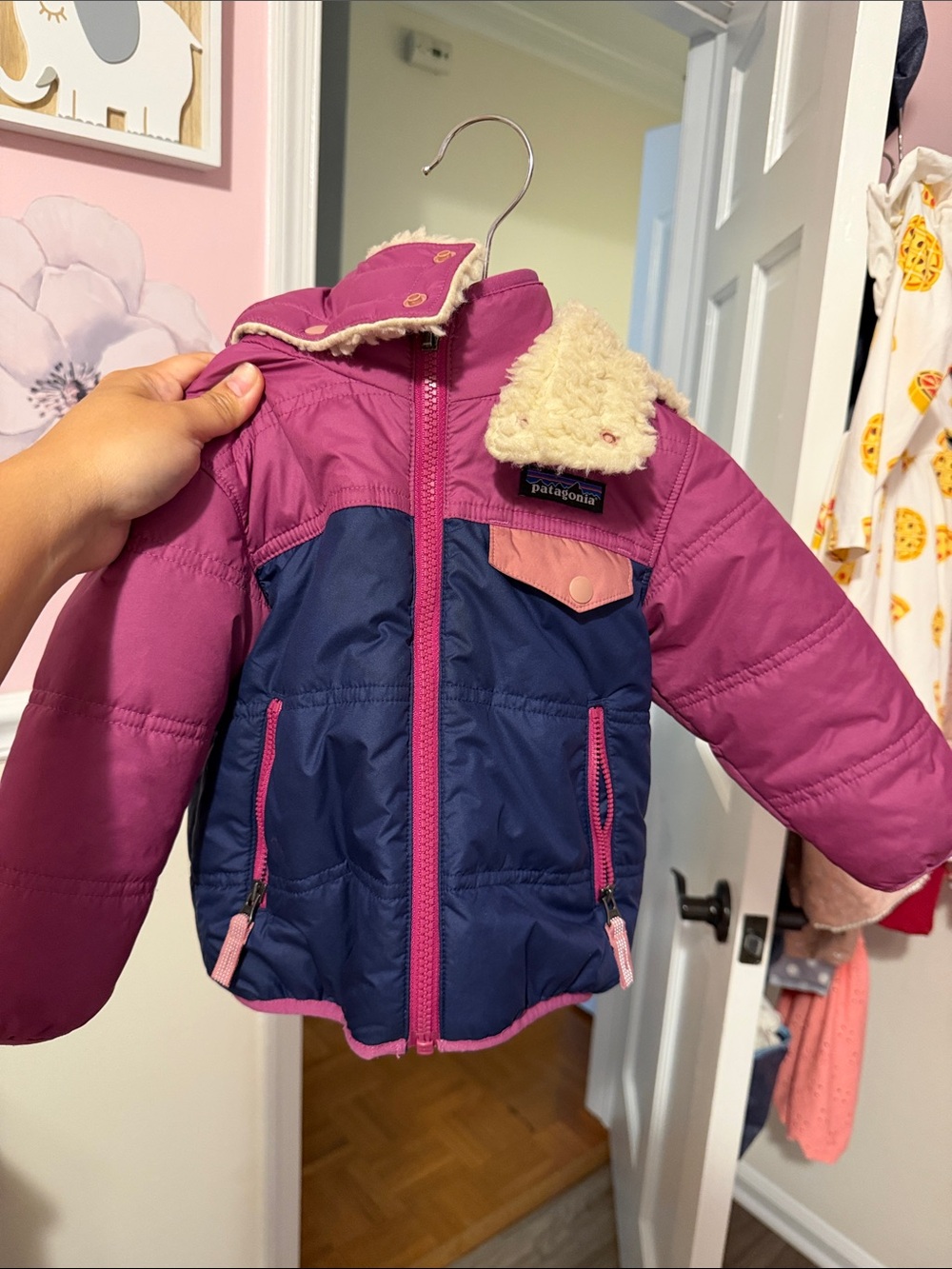 Patagonia Kids Two-Tone Navy and Pink Puffer Jacket with Sherpa Collar 12-18 m